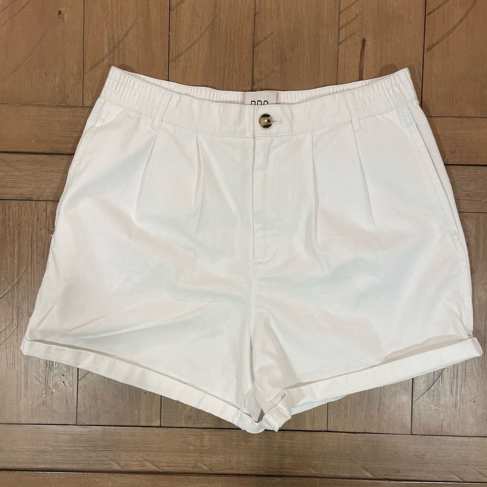 BDG White Pleated Shorts, NWT, Size Medium